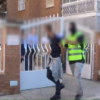 Algunas de las joyas y sistemas de comunicación decomisados a la banda y los detenidos, ya trasladados a dependencias judiciales. DL