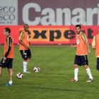 Pernía, Marcos Senna y Güiza en un momento de la sesión preparatoria de la Selección en Las Palmas
