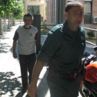 El pedáneo de Mosteirós tras un agente del Seprona.