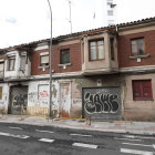 Ciudadanos advierte del riesgo de derrumbe de unas viviendas en La Palomera. MARCIANO PÉREZ