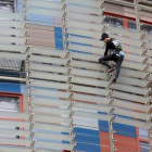 Un escalador sube la torre Agbar