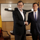 Rajoy y Rivera se saludan al inicio de una reunión el 10 de agosto en el Congreso.