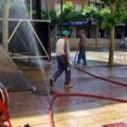Los trabajadores del servicio de Limpieza devuelven las calles a su estado habitual tras la fiesta