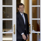 El presidente del Gobierno, Mariano Rajoy, ayer en las puertas del Palacio de la Moncloa.