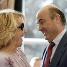 Esperanza Aguirre saluda al ministro de Economía, Luis de Guindos, el lunes en Majadahonda.