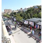 Vista de los puestos de ayer sábado en la calleja del Río. A. F. BARREDO