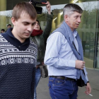 El primer oficial (izquierda) y el capitán del mercante ruso, a su salida de la Ciutat de la Justícia, el pasado día 24.