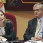 Los consejeros Mejuto y Guisasola durante la firma de la addenda de asistencia sanitaria