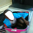 El menor de 8 años dentro de la pequeña maleta de la que fue rescatado.