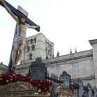 Procesión de la Hermandad del Santísimo Cristo de las Injurias, con su célebre talla del siglo XVI.