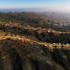 Vista aérea de los estragos del fuego en un sector del cerro Mariposas, en Valparaíso.