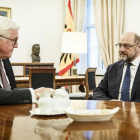 El  presidente de Alemania, Frank-Walter Steinmeier, y el líder del SPD, Martin Schulz, reunidos en el palacio Bellevue de Berlín.