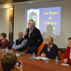 A la izquierda, el numeroso público abarrotó el lunes el centro cívico de Cabreros; a la derecha el alcalde, Matías Llorente, se dirige a los asistentes.