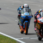 Salom cruza la meta del GP de Italia de Moto3 por delante de Álex Rins y Maverick Viñales.