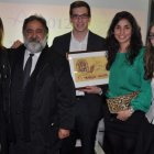 María Antonia Gancedo y su familia recibieron el premio de manos de Javier Pérez Andrés.