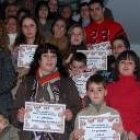 Los premiados y los comerciantes posan juntos tras la entrega de premios
