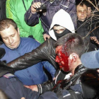 Choques entre manifestantes a favor y en contra de Rusia en Donetsk (Ucrania), ayer.