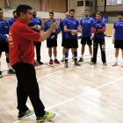 Cadenas habla con sus jugadores en un entrenamiento. ALVARADO