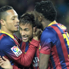 Alexis y Song felicitan a Neymar por su segundo gol, el tercero para el Barcelona.