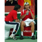 Emilio Sánchez conversa con David Ferrer en un descanso del partido