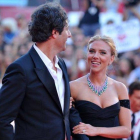 Scarlett Johansson, que luce su anillo de compromiso, con el director de 'Under the Skin', Jonathan Glazer, el martes en Venecia.