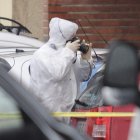 Un policía hace fotos en el exterior de la vivienda de Merah.