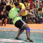 Los luchadores locales, siempre motivados bajo el Negrillón.