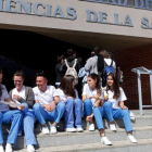 Imagen de archivo de estudiantes de Enfermería en la entrada de la Facultad de Ciencias de la Salud. MARCIANO