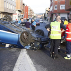 El vehículo volcó en la calzada.