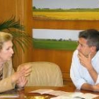 La presidenta de la Asociación de Viudas, Carmen Ascaso, en su reunión con el alcalde de León