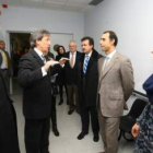 El alcalde Pedro Muñoz, José Luis Ulibarri y el consejero César Antón, durante la visita a la reside