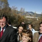 La alcaldesa de Vegaquemada, entre Antonio Silván y Javier García-Prieto