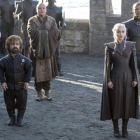 Tyrion (Peter Dinklage) y Daenerys (Emilia Clarke), con Lord Varys (Conleth Hill) entre ambos, detrás.