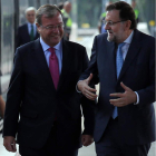 Antonio Silván conversa con Mariano Rajoy durante la inauguración del AVE.