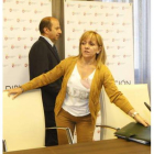 Isabel Carrasco, junto a la Francisco Castañón, instantes antes de comparecer ante la prensa.
