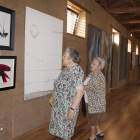 Varias personas observan algunas de las obras, ayer tras inauguración de la exposición.