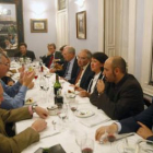 Martín Villa, acompañado de los asistentes al acto.