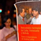 La ciudad de Córdoba luce carteles de bienvenida a Chávez, Castro y Morales