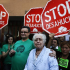 Protesta contra un deshaucio en Badalona (Barcelona).