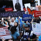 Cientos de manifestantes en una marcha a favor del programa DACA en Nueva York.