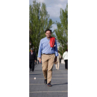 Tino Rodríguez, ayer, paseando por el puente de San Marcos. JESÚS