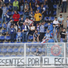 Ojeda y Yuri muestran la imagen de la desesperación que fue perder un choque que iba 0-2 al descanso y que deja a la Deportiva a un paso de consumar el descenso. DE LA MATA