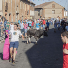 La imagen muestra el numeroso público que acude a presenciar en directo los encierros taurinos.