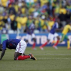 Sagna, en el suelo, refleja la caída de Francia del olimpo futbolístico.