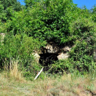 A la izquierda, la ermita antes de ser limpiada. Derecha, el arco del que robaron la clave con el bajorrelieve del Grial que ahora está apuntalado. DAVID GUSTAVO LÓPEZ