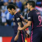 Neymar, junto a Luis Suárez, tras ser expulsado en Málaga. ZAPATA