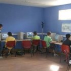 Los jóvenes disfrutan del acceso a Internet gratuito que ofrece el centro.