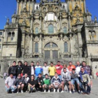 La plantilla maragata posa ante el Obradoiro santiagués.