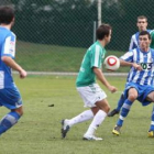 David Bandera, de verde, se lleva el balón a pesar de la oposición de un deportivista.