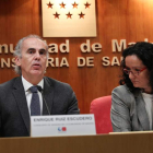 El consejero de Sanidad de la Comunidad de Madrid junto a la directora general que dimitió ayer. EFE